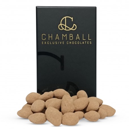 Almendras garrapiñadas con chocolate negro y polvo de cacao